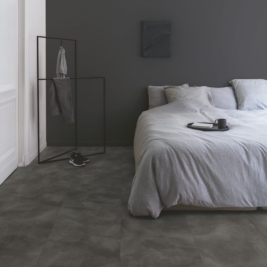 ПВХ-плитка Quick-Step Мягкий Графит AVMTU40326 Alpha Vinyl Illume в интерьере 1