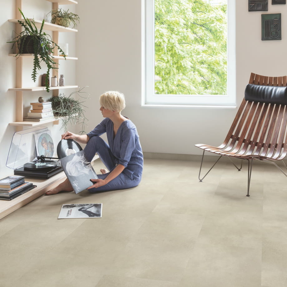 ПВХ-плитка Quick-Step Бетон Песчаный AVMTU40274 Alpha Vinyl Illume в интерьере 1
