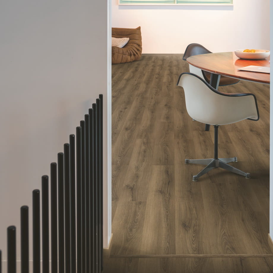 Ламинат Quick-Step Дуб Теплый Коричневый CLH5789 Classic в интерьере 1