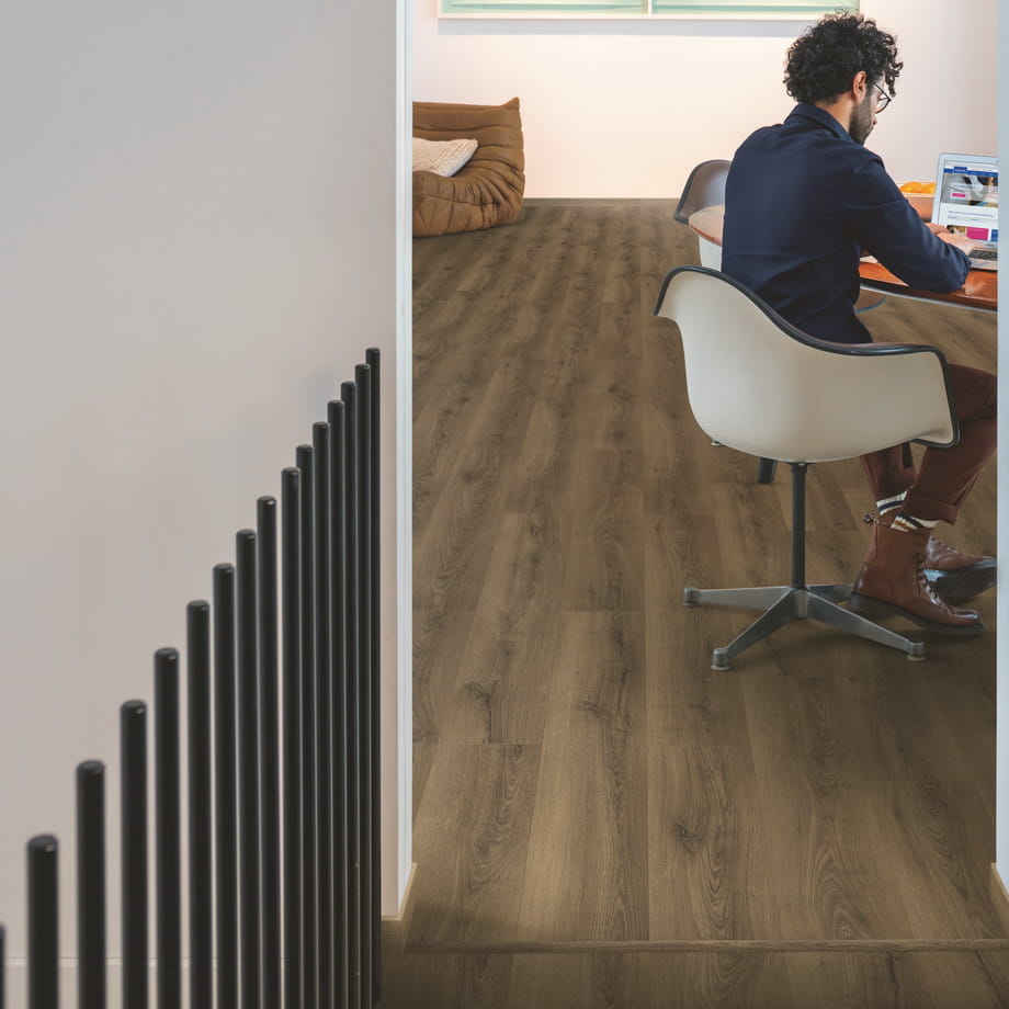 Ламинат Quick-Step Дуб Теплый Коричневый CLH5789 Classic в интерьере 2