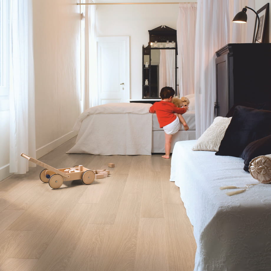 Ламинат Quick-Step Доска белого дуба лакированная IM3105 Impressive в интерьере 3