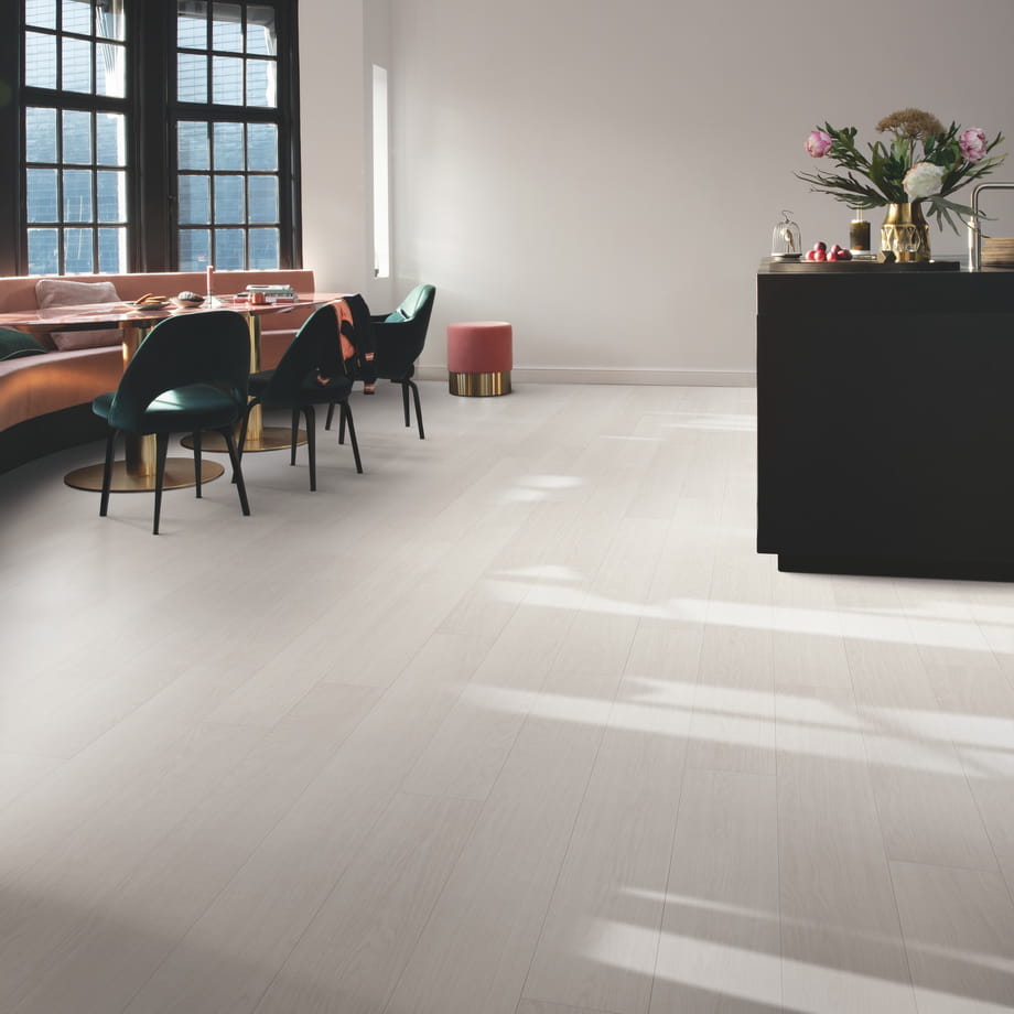 Ламинат Quick-Step Дуб серый лакированный IM4665 Impressive в интерьере