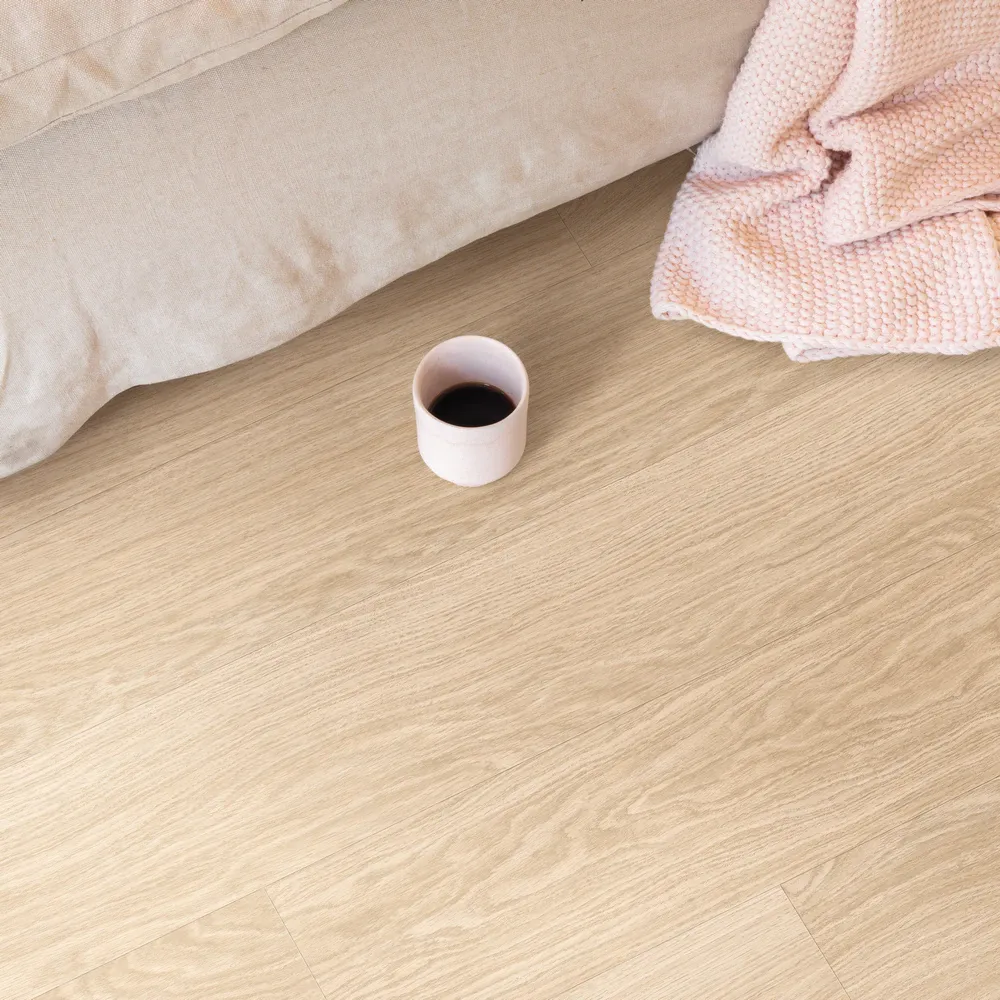 Quick-Step Alpha винил Bloom AVMPU40097 Дуб Чистый Румяный в интерьере 2