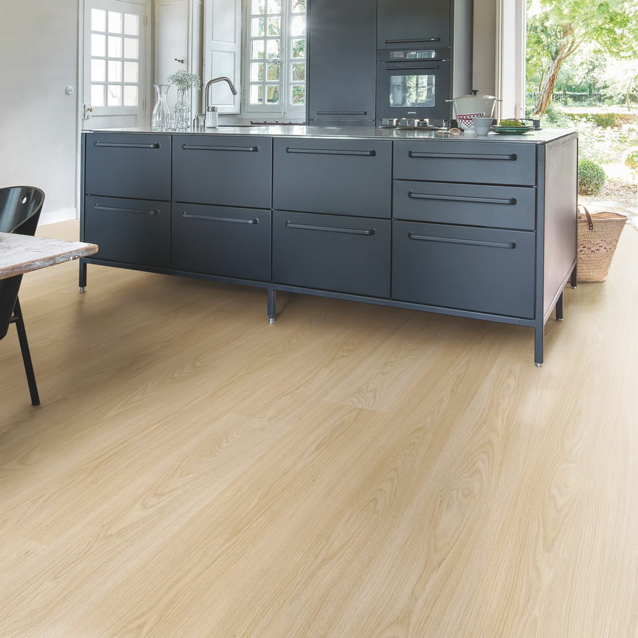 Ламинат Quick-Step Дуб Светлый Натуральный Премиум CLH4094 Classic в интерьере
