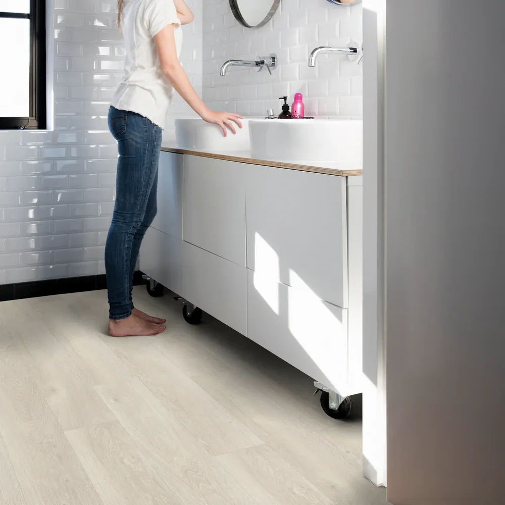 Quick-Step Alpha винил Bloom AVMPU40079 Дуб Морской Светлый в интерьере 3