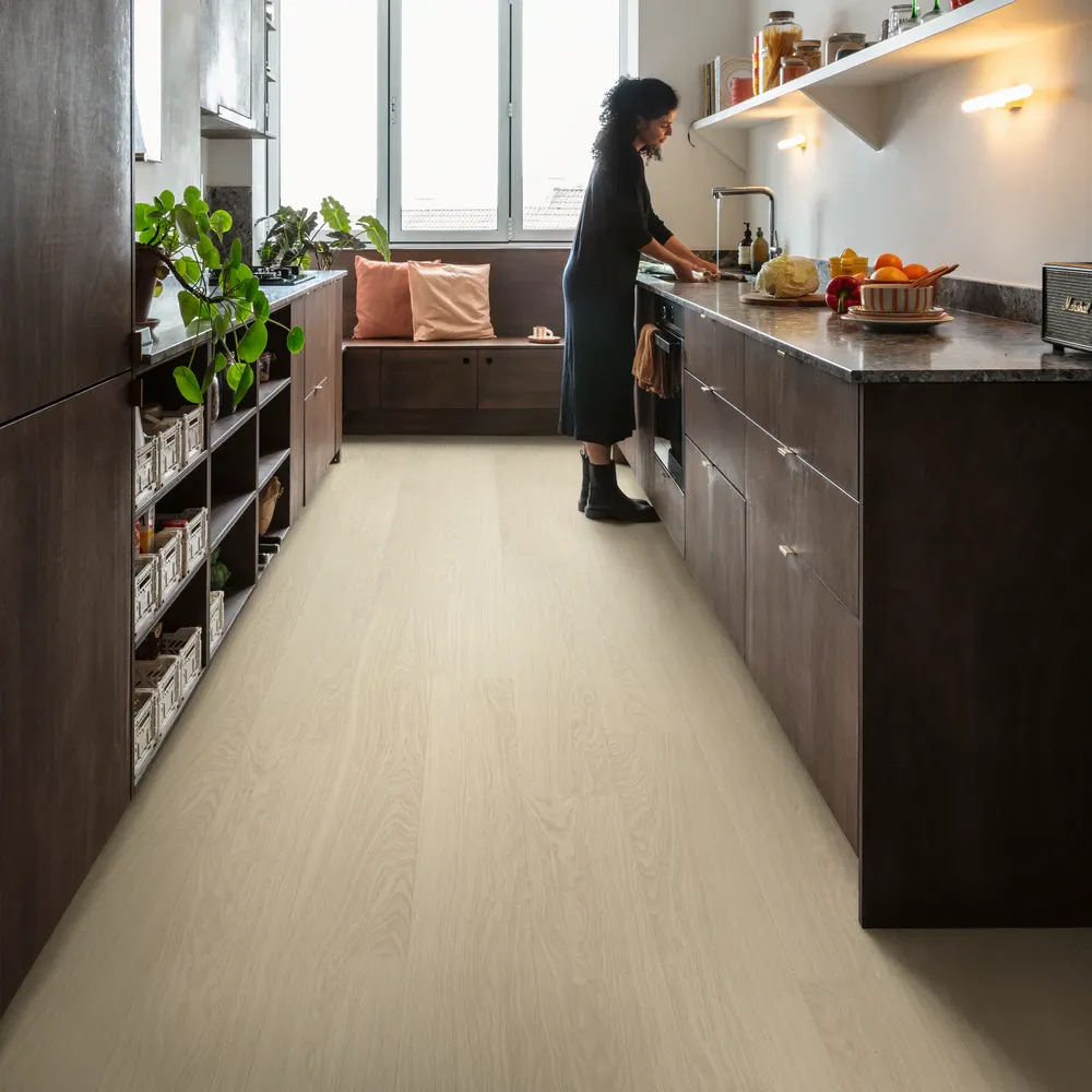 Quick-Step Alpha винил Bloom AVMPU40099 Дуб Чистый Полярный в интерьере 1
