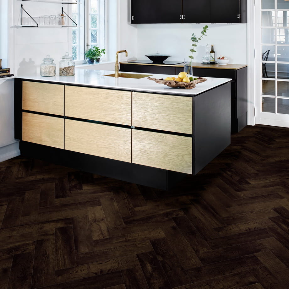 Кварцвинил Moduleo Country Oak 54991 Roots 0.55 Herringbone в интерьере