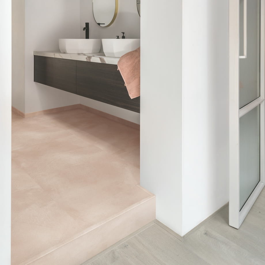 ПВХ-плитка Quick-Step Мягкий Румянец AVMTU40333 Alpha Vinyl Illume фактура поверхности в интерьере 3
