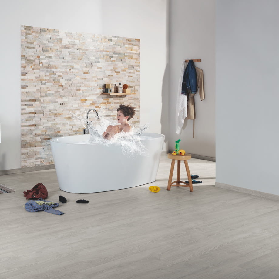 Ламинат Quick-Step Дуб Фантазийный светло-серый IMU3560 Impressive Ultra в интерьере 2