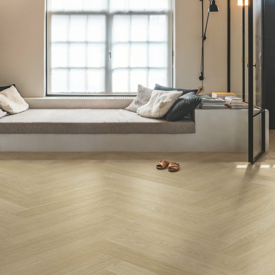Виниловый пол Quick-Step Дуб безмятежный натуральный светлый SGHBC20331 Pristine в интерьере 2