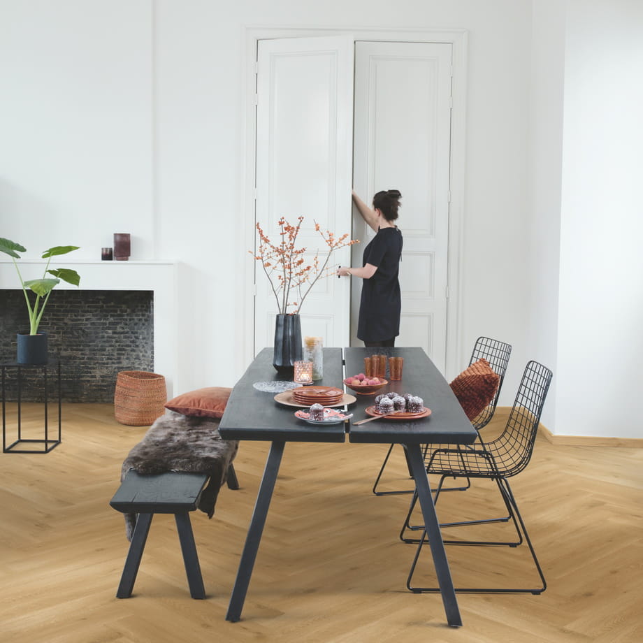 Виниловый пол Quick-Step Мoрской бpиз теплый медoвый SGHBC20327 Pristine в интерьере 2