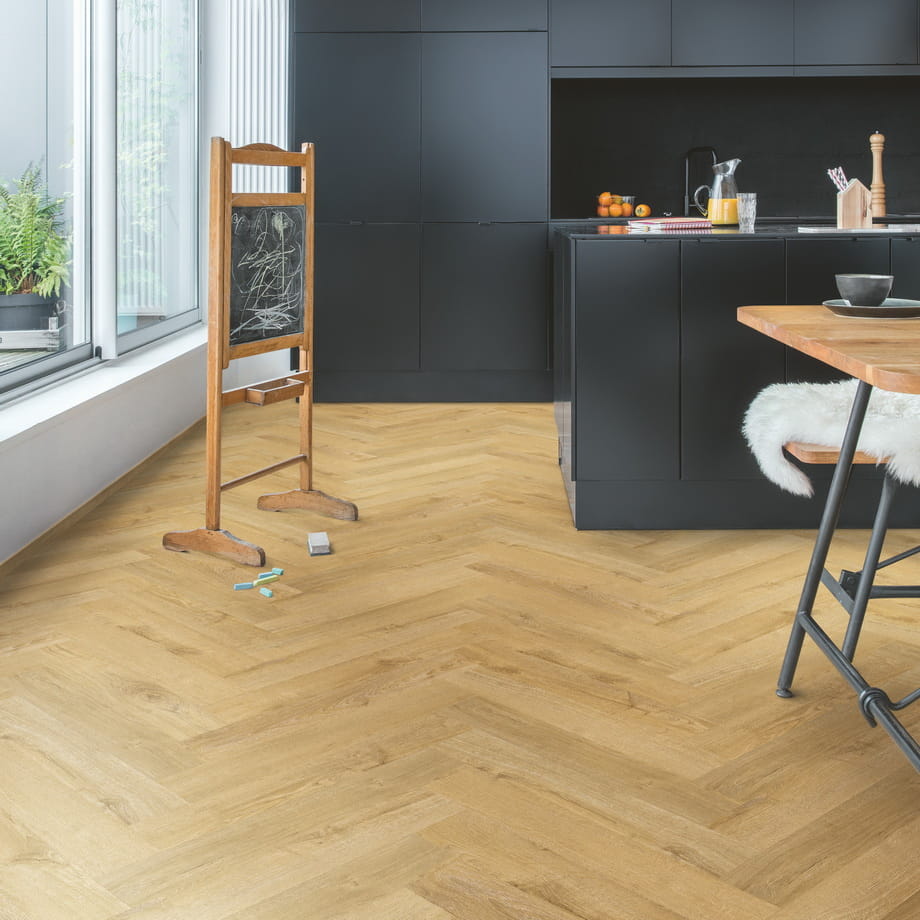 Виниловый пол Quick-Step Дуб оcенний медовый SGHBC20333 Pristine в интерьере