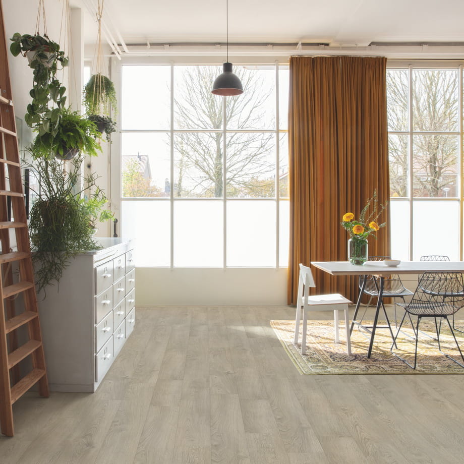 Ламинат Quick-Step Доска Дуба Светло-Серого Старинного CLH1405 Classic в интерьере