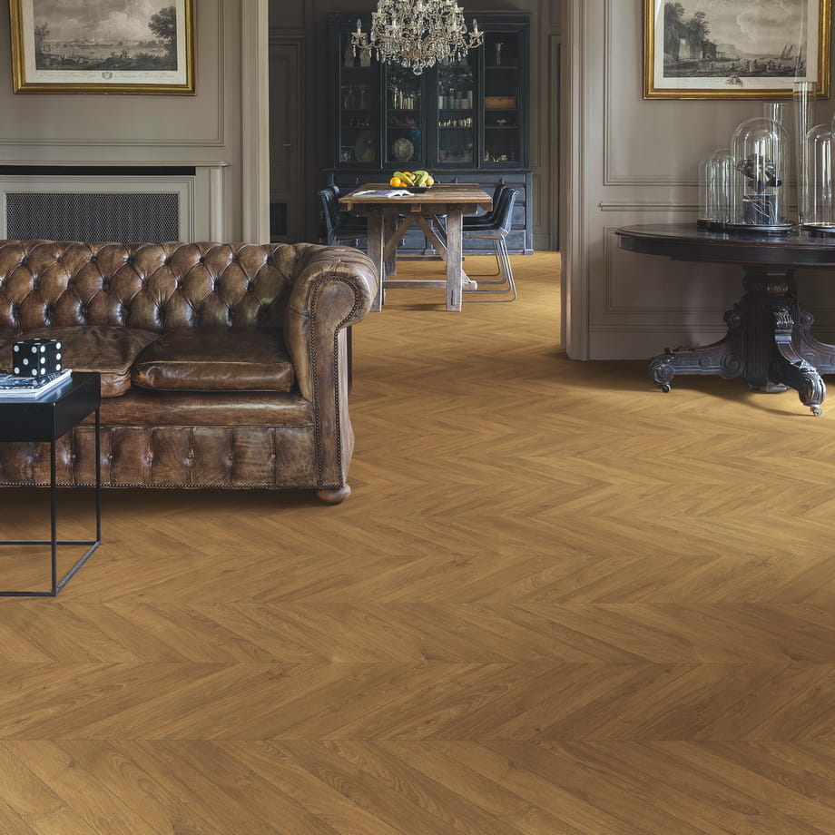 Ламинат Quick-Step Дуб Горчичный CAU4162 Castle Ultra елочкой в интерьере