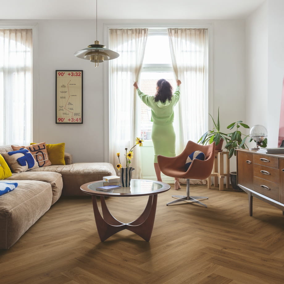 ПВХ-плитка Quick-Step Эко Карамельный AVHBU40364 Alpha Vinyl Ciro в интерьере 2