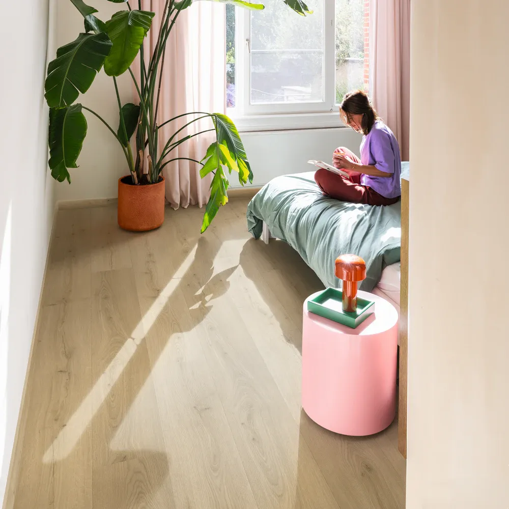 Quick-Step Alpha винил Bloom AVMPU40319 Дуб Бежевый Брашированный в интерьере 2