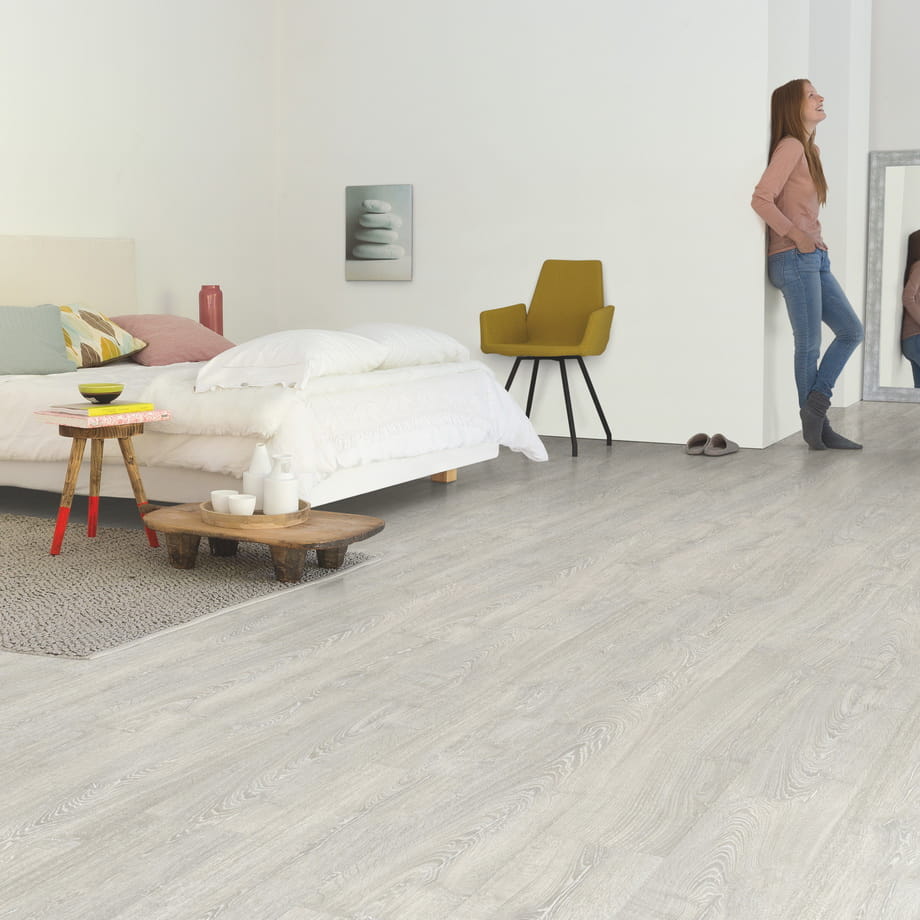 Ламинат Quick-Step Дуб Фантазийный светло-серый IMU3560 Impressive Ultra в интерьере