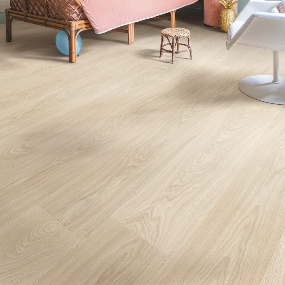 Ламинат Quick-Step Дуб Бежевый Премиум CLH4093 Classic в интерьере