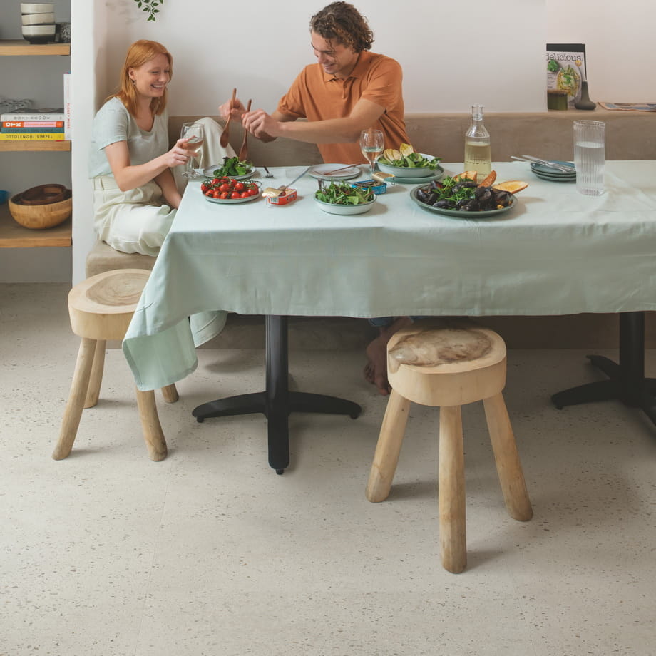 ПВХ-плитка Quick-Step Бетон Устричный AVMTU40275 Alpha Vinyl Illume в интерьере 1