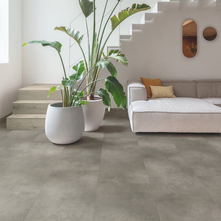 ПВХ-плитка Quick-Step Бетон Облачный AVMTU40273 Alpha Vinyl Illume в интерьере 2