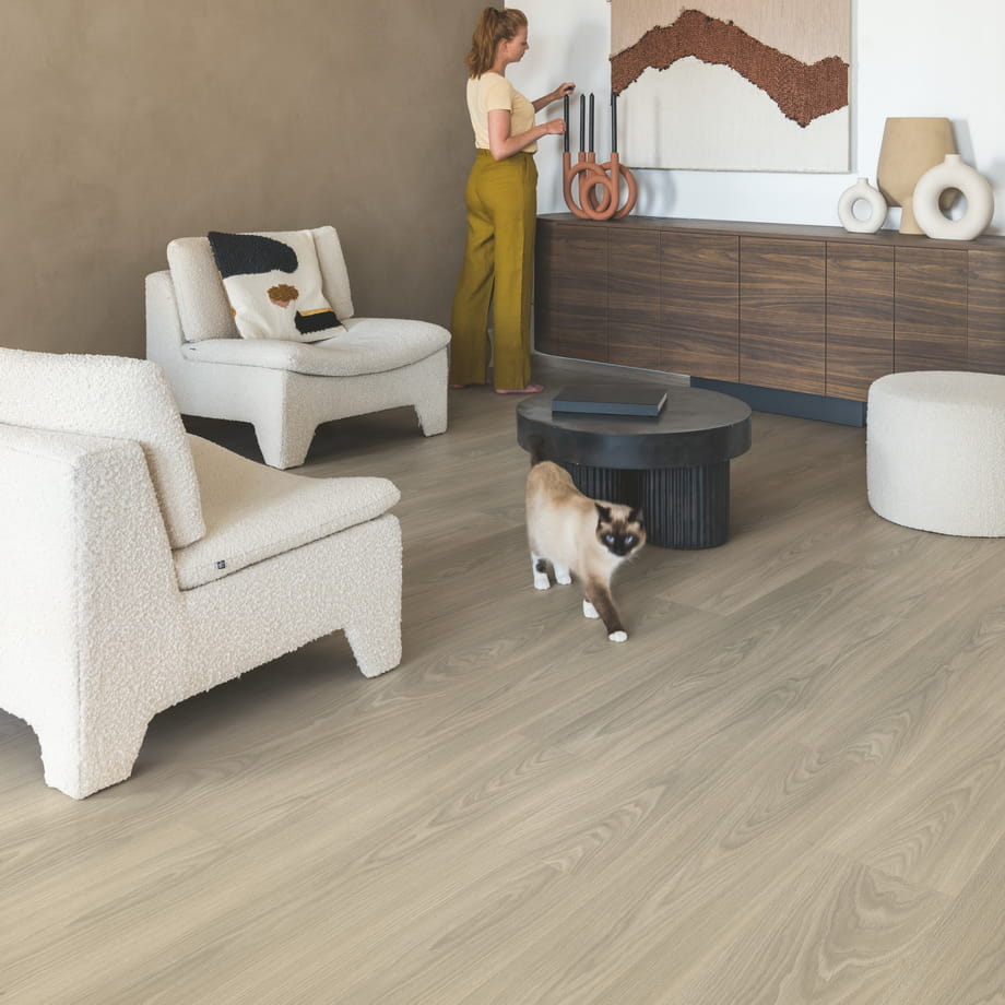 Ламинат Quick-Step Дуб Серый Тихоокеанский CLH5814 Classic в интерьере 2