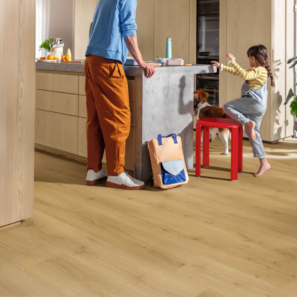 Quick-Step Alpha винил Bloom AVMPU40318 Дуб Медовый Брашированный в интерьере 3