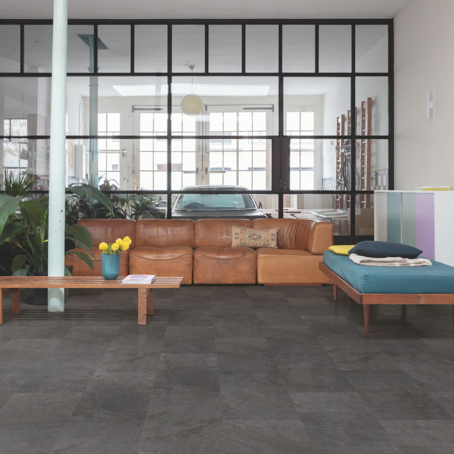 ПВХ-плитка Quick-Step Сланец Чёрный | Alpha Vinyl Oro AVSTU40035 в интерьере