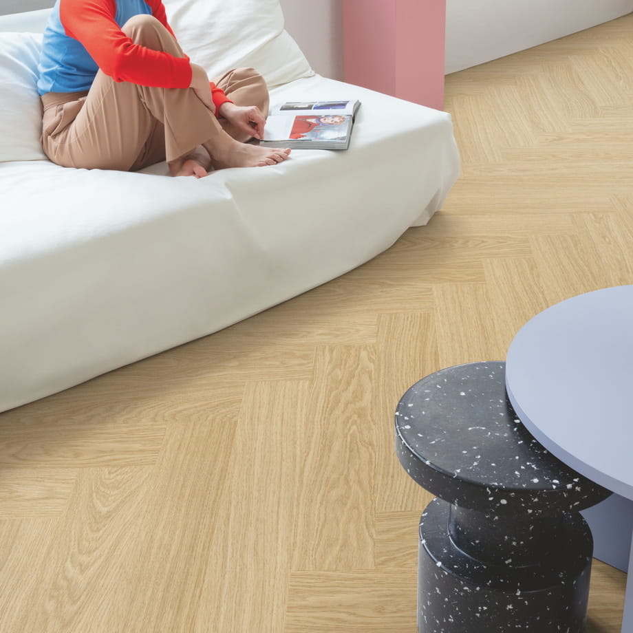 ПВХ-плитка Quick-Step Дуб Чистый Румяный AVHBU40359 Alpha Vinyl Ciro фактура в интерьере 2