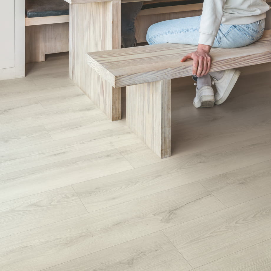 Ламинат Quick-Step Дуб Пепельный Серый CLH5786 Classic в интерьере 2