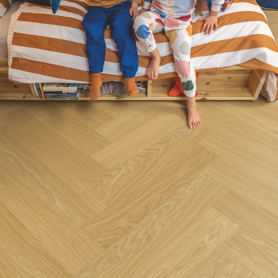 ПВХ-плитка Quick-Step Дуб Чистый Медовый AVHBU40360 Alpha Vinyl Ciro в интерьере 2