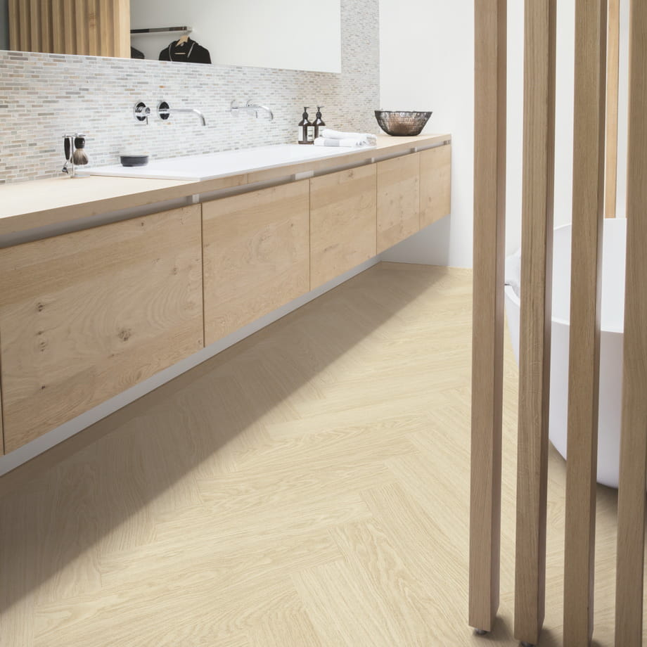 ПВХ-плитка Quick-Step Дуб Чистый Полярный AVHBU40361 Alpha Vinyl Ciro в интерьере 3