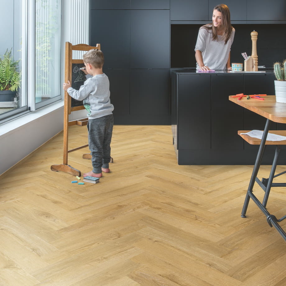 Виниловый пол Quick-Step Дуб оcенний медовый SGHBC20333 Pristine в интерьере 2