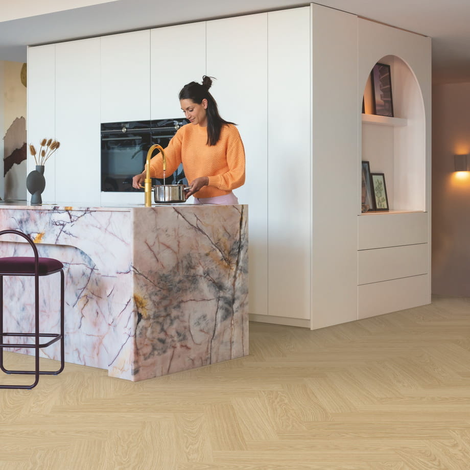 ПВХ-плитка Quick-Step Дуб Чистый Румяный AVHBU40359 Alpha Vinyl Ciro фактура в интерьере 4