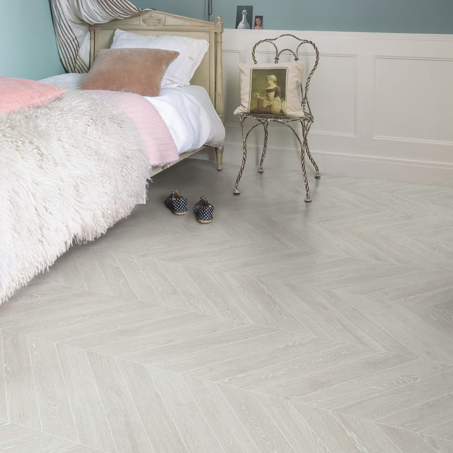 Ламинат Quick-Step Дуб Светло-серый Патина CAU4158 Castle Ultra елочкой в интерьере