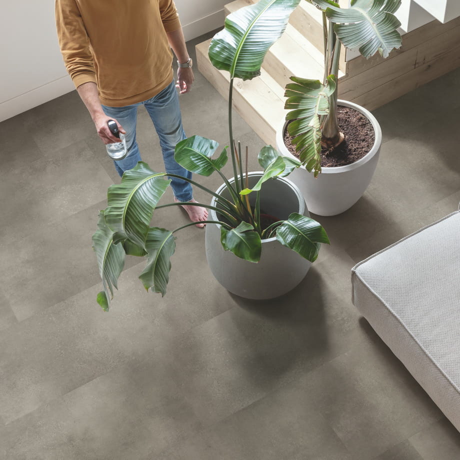 ПВХ-плитка Quick-Step Бетон Облачный AVMTU40273 Alpha Vinyl Illume в интерьере 1