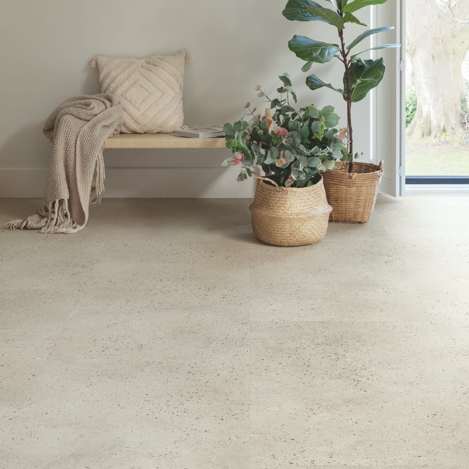 ПВХ-плитка Quick-Step Бетон Устричный AVMTU40275 Alpha Vinyl Illume в интерьере 2
