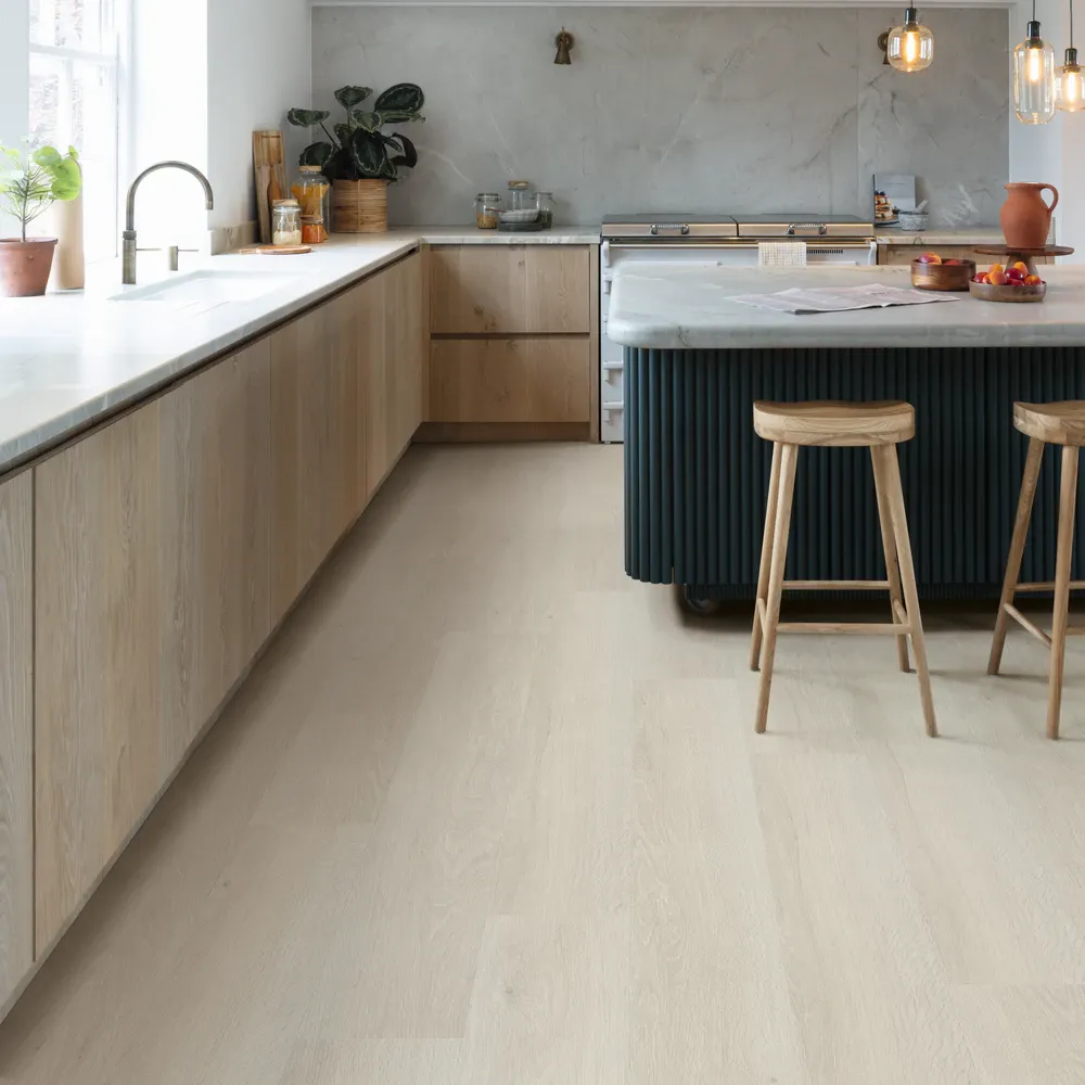 Quick-Step Alpha винил Bloom AVMPU40079 Дуб Морской Светлый в интерьере 1