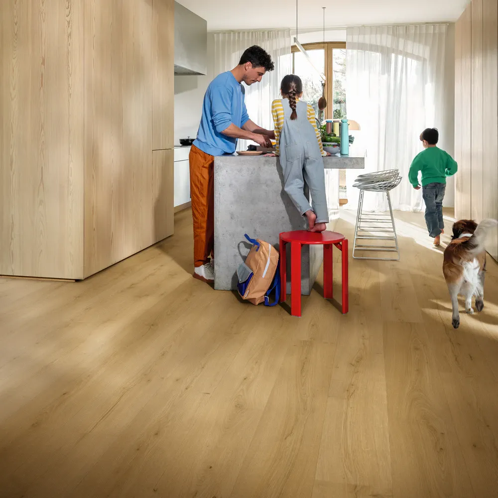 Quick-Step Alpha винил Bloom AVMPU40318 Дуб Медовый Брашированный в интерьере 2