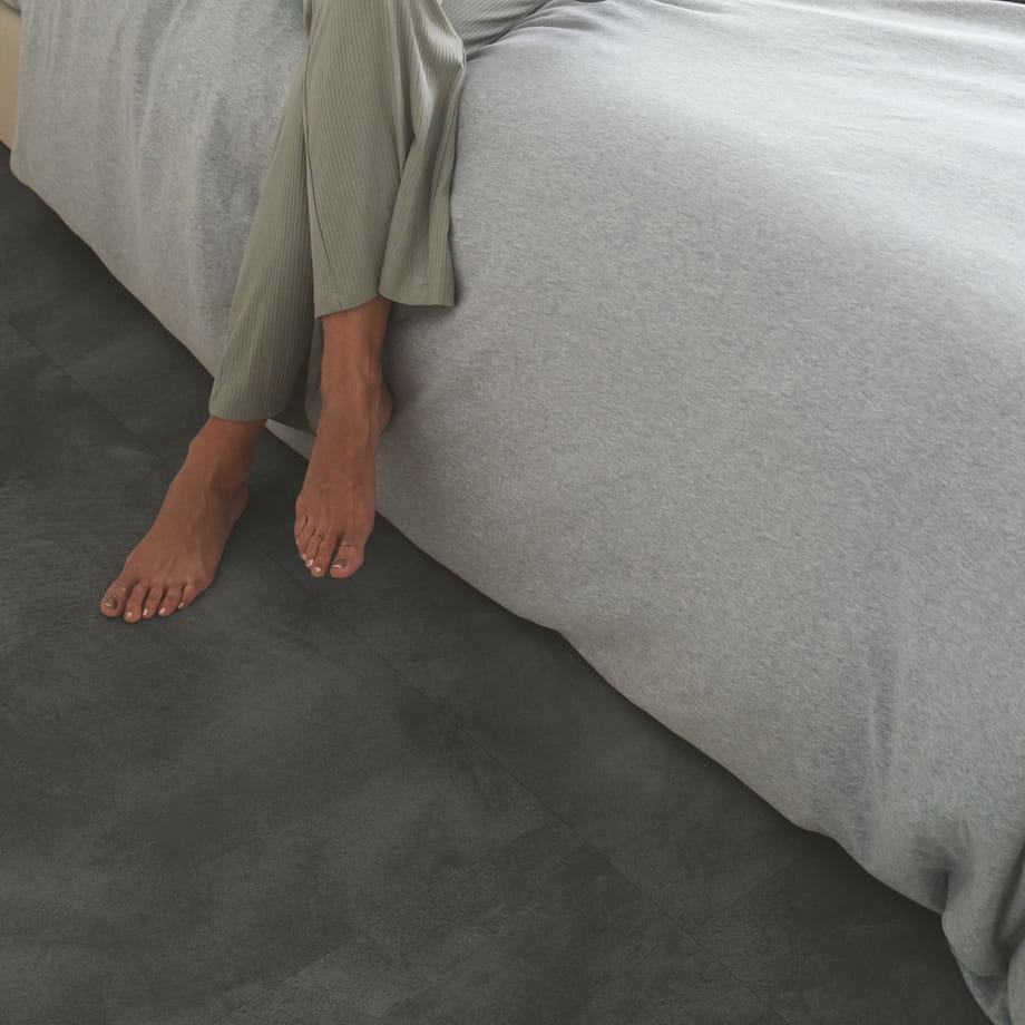 ПВХ-плитка Quick-Step Мягкий Графит AVMTU40326 Alpha Vinyl Illume в интерьере 2