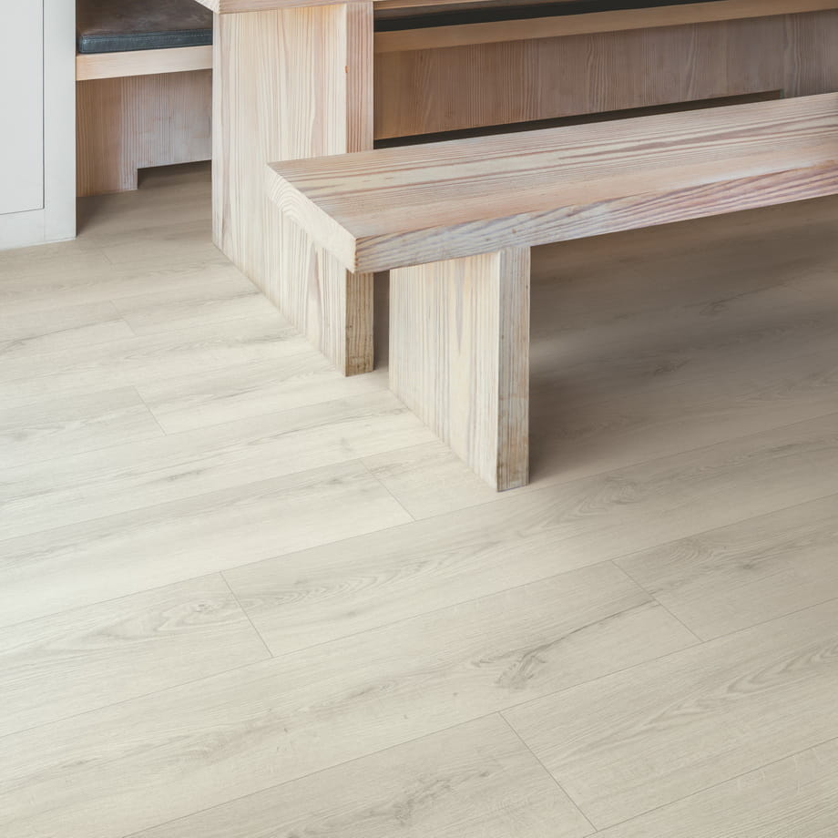Ламинат Quick-Step Дуб Пепельный Серый CLH5786 Classic в интерьере 1