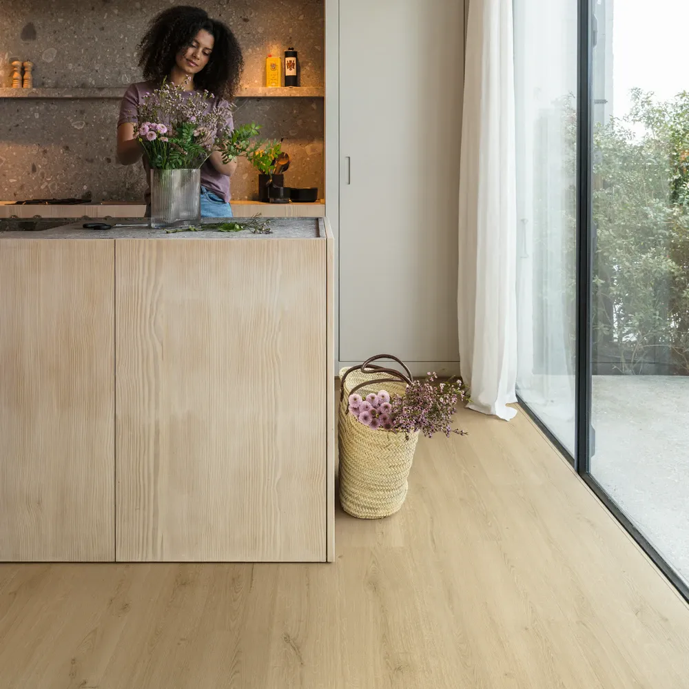 Quick-Step Alpha винил Bloom AVMPU40236 Эко Беж в интерьере 3