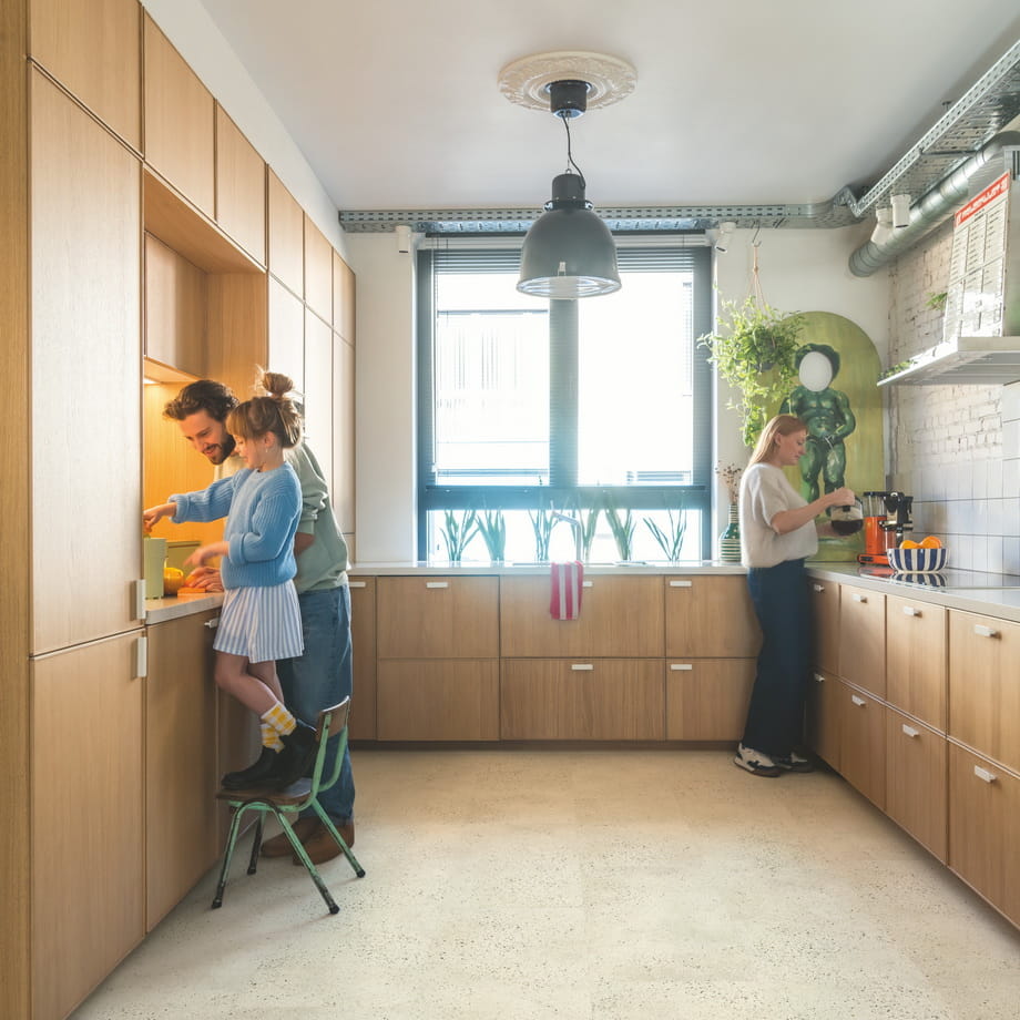 ПВХ-плитка Quick-Step Бетон Галечный AVMTU40276 Alpha Vinyl Illume в интерьере 1