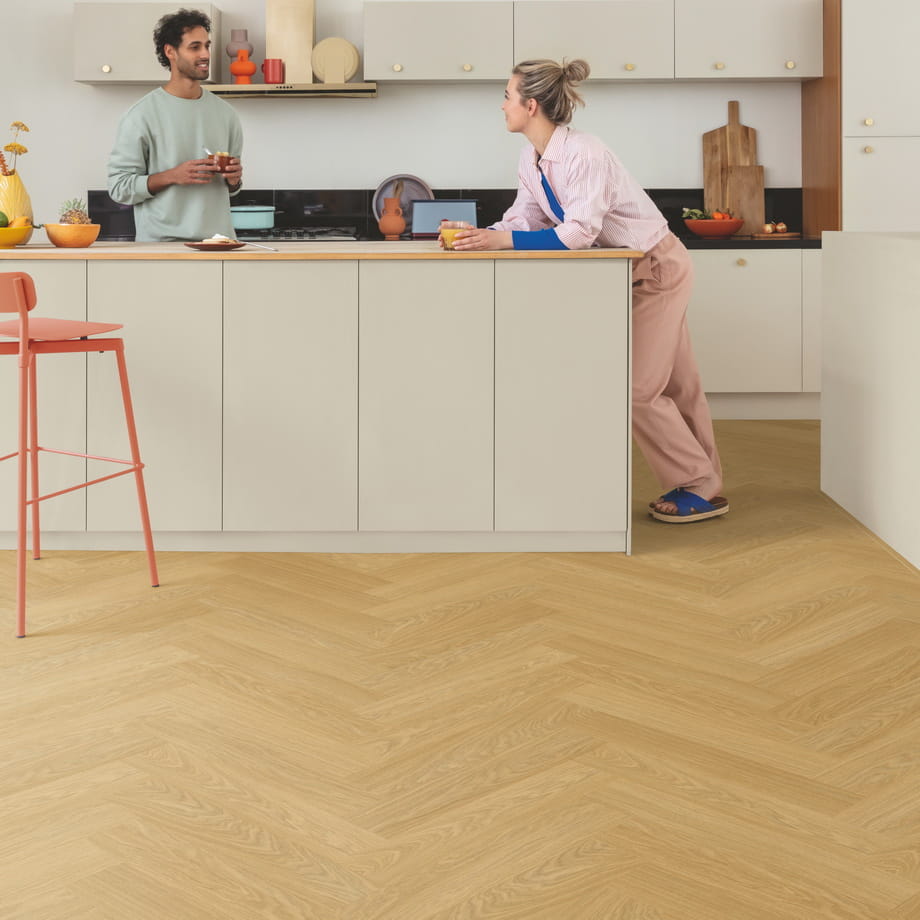 ПВХ-плитка Quick-Step Дуб Чистый Медовый AVHBU40360 Alpha Vinyl Ciro в интерьере 1
