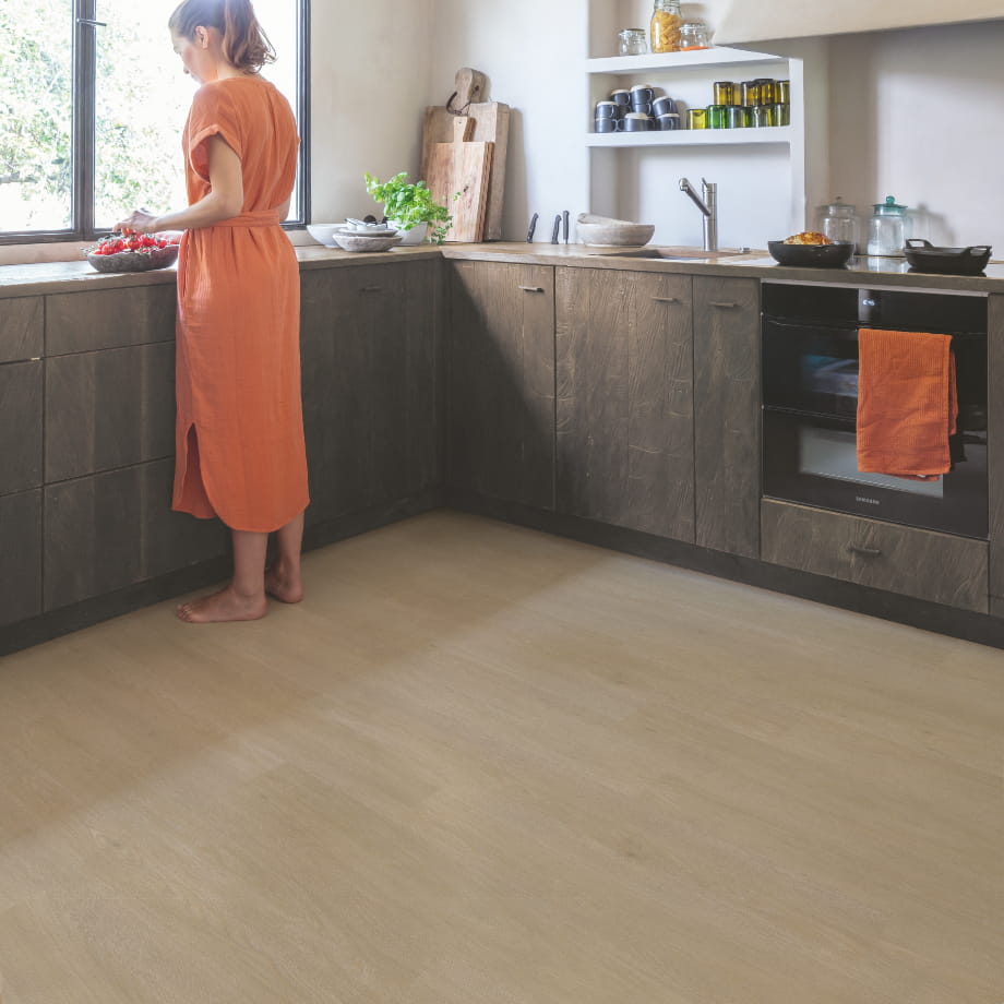 Quick-Step Дуб Сатиновый Серо-бежевый Liv SGSPC20317 в интерьере 2