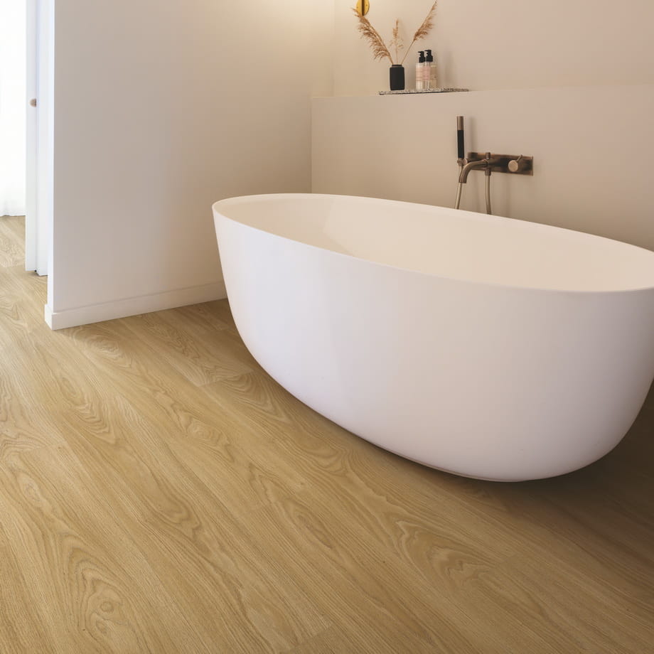 Ламинат Quick-Step Дуб Теплый Натуральный Премиум CLH4095 Classic в интерьере