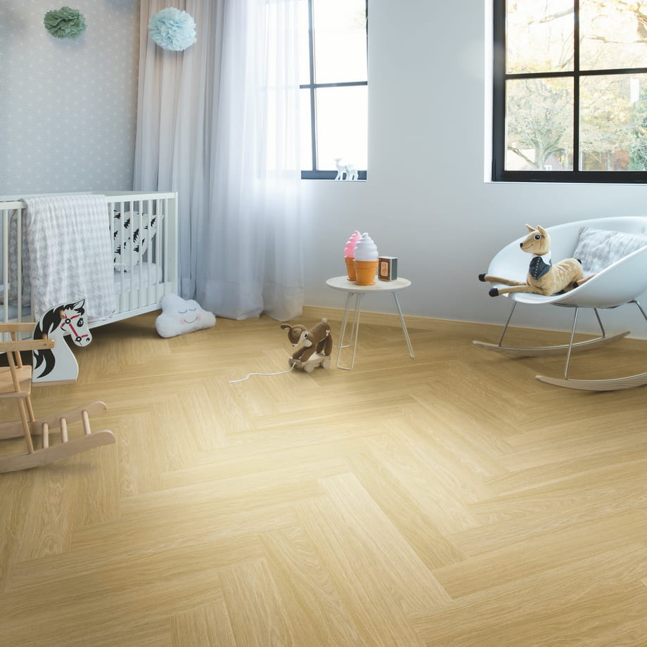 Виниловый пол Quick-Step Дуб безмятежный натуральный средний SGHBC20332 Pristine в интерьере