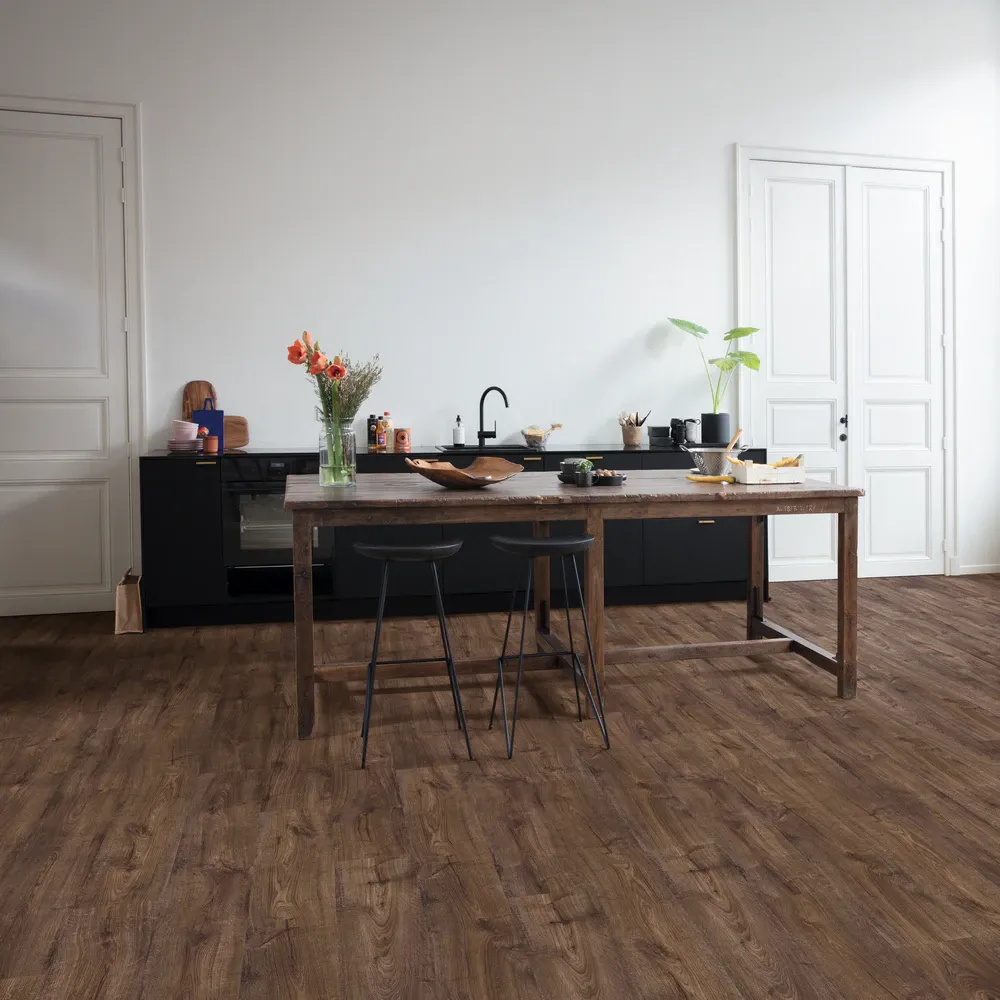 Quick-Step Alpha винил Bloom AVMPU40199 Дуб Осенний Шоколадный в интерьере 2