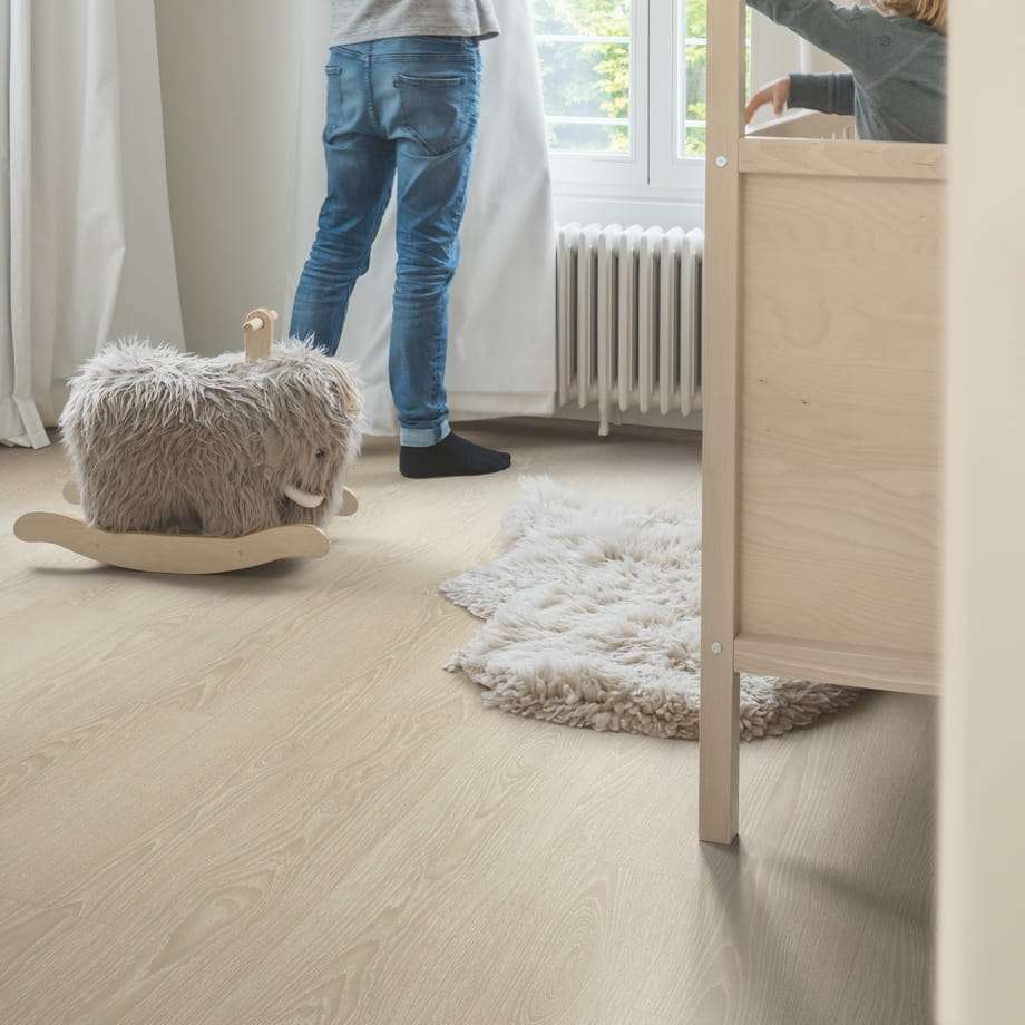 Ламинат Quick-Step Дуб Бежевый Отбеленный CLH4088 Classic в интерьере 2