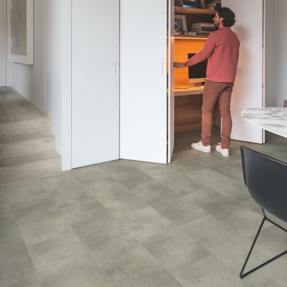 ПВХ-плитка Quick-Step Бетонный камень Alpha Vinyl Oro AVSTU40234 в интерьере 1