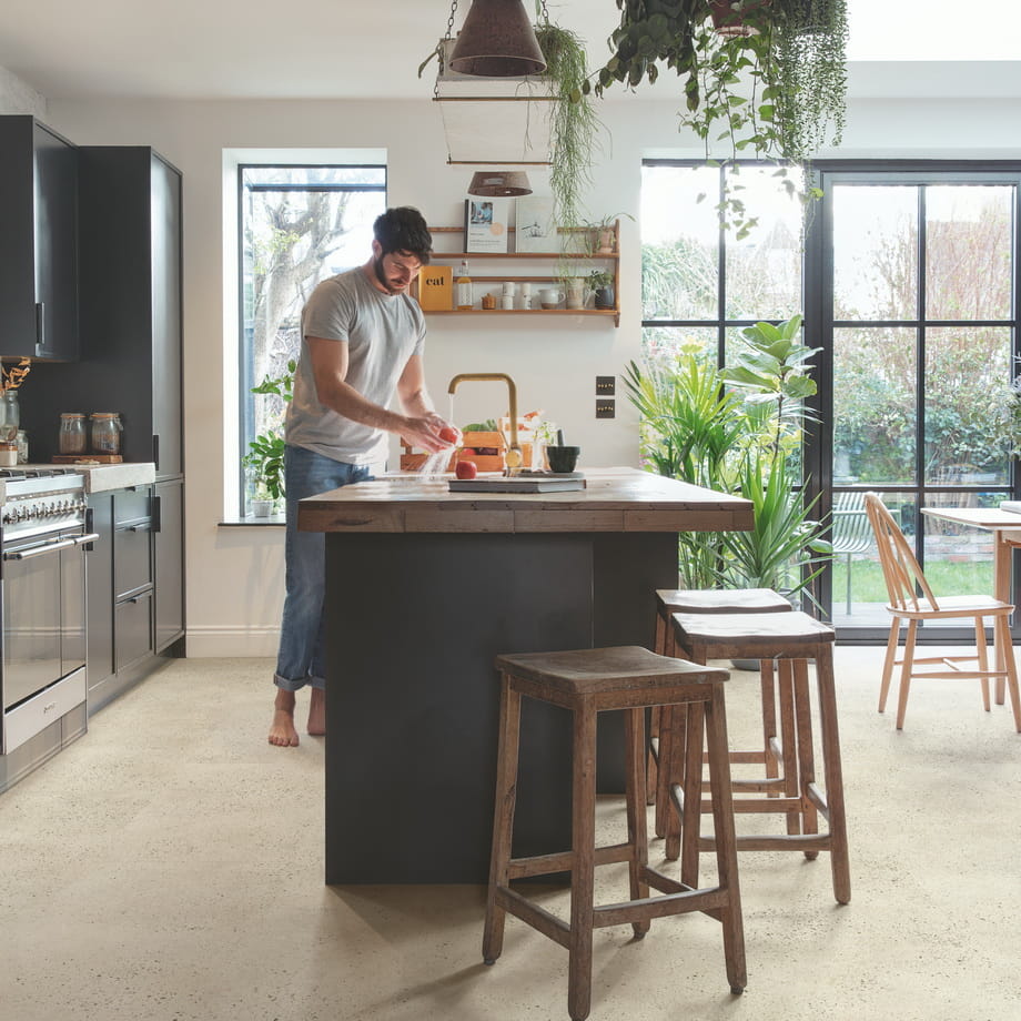 ПВХ-плитка Quick-Step Бетон Галечный AVMTU40276 Alpha Vinyl Illume в интерьере 3